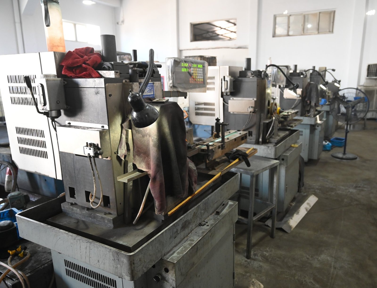 Contour cutting machine for arc and tile magnet segments