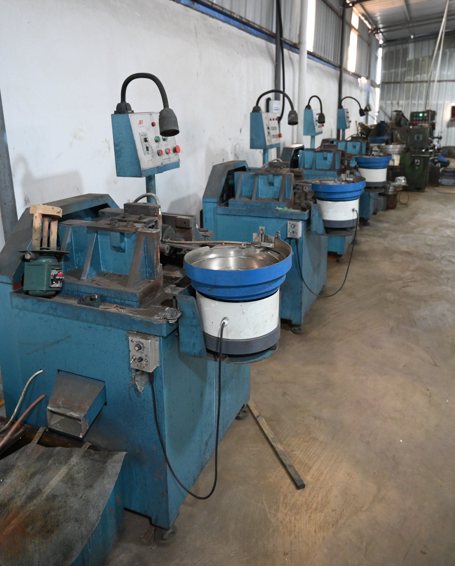 Drum chamfering machine rounding the edges of sintered magnets