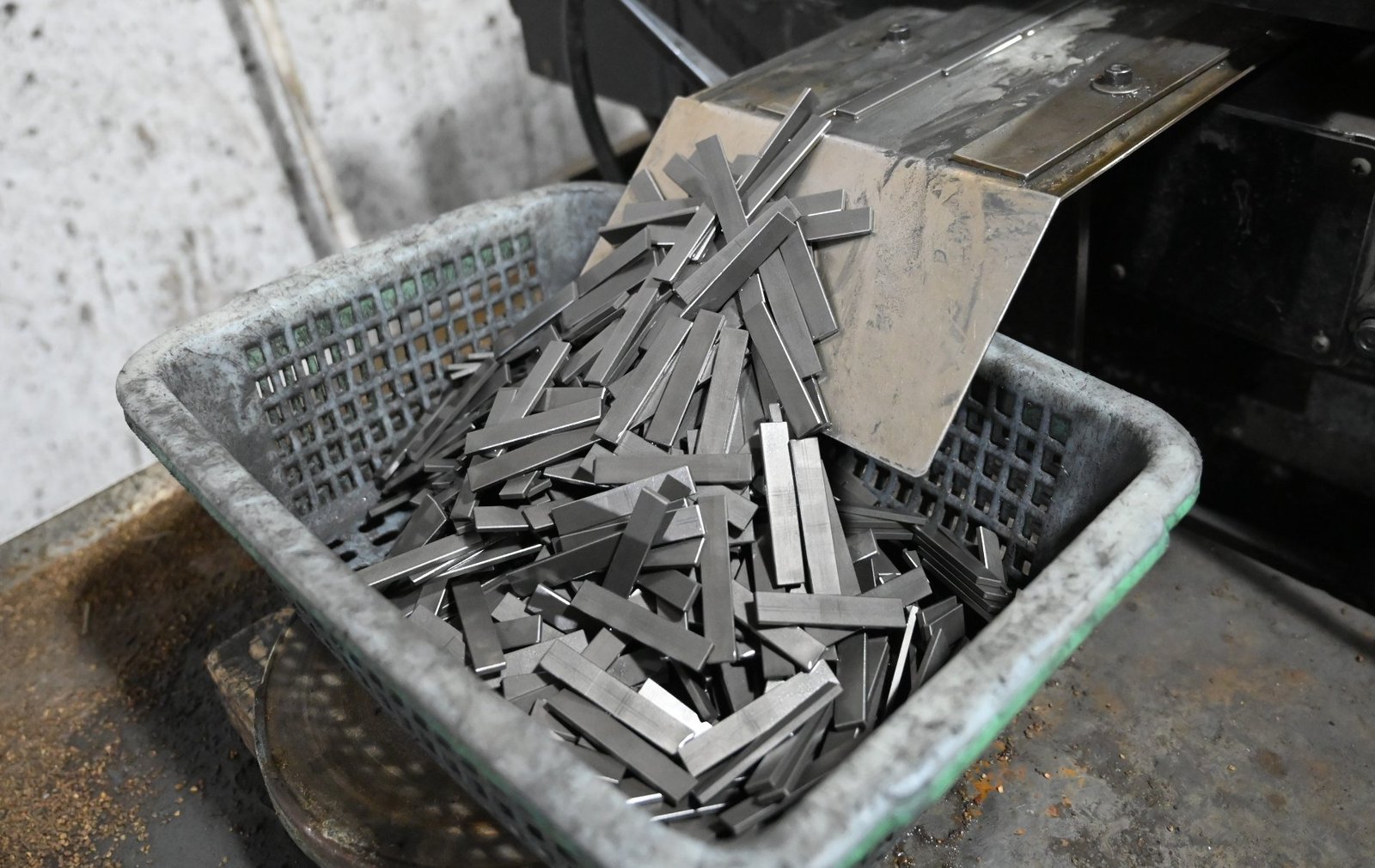 Neodymium blocks with rounded edges after chamfering, ready for coating