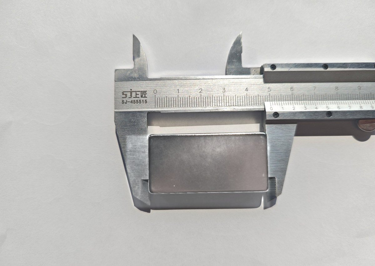 How to choose a magnet: measuring a nickel-plated neodymium block with a vernier caliper